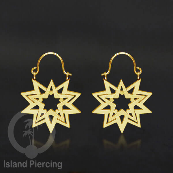 Anting stainless steel warna gold motif yang popular.