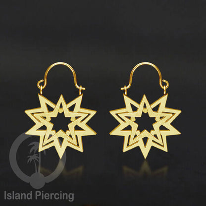 Anting stainless steel warna gold motif yang popular.