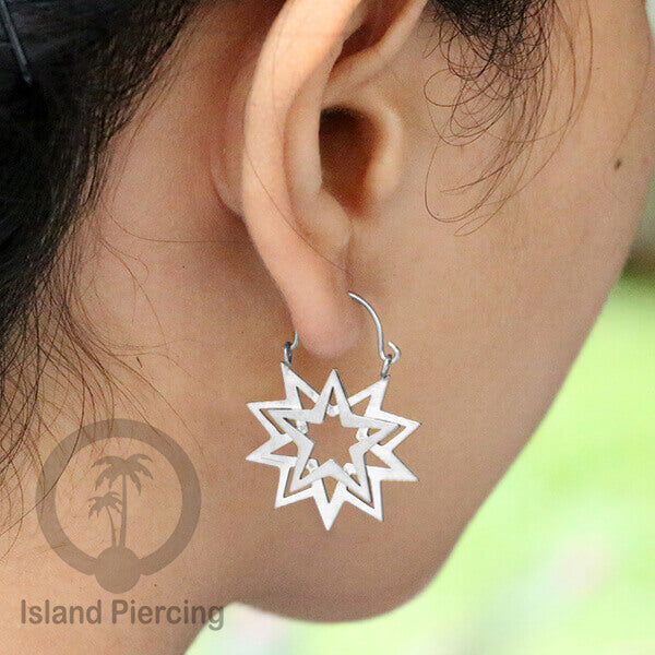 Anting stainless steel warna silver motif yang popular.