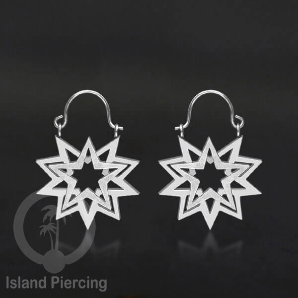 Anting stainless steel warna silver motif yang popular.