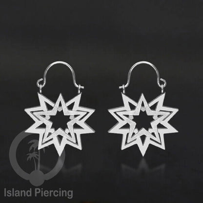 Anting stainless steel warna silver motif yang popular.