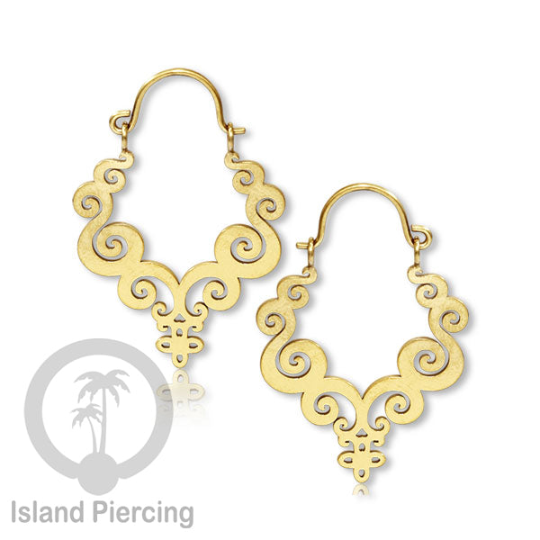 Anting stainless steel warna gold motif yang popular.
