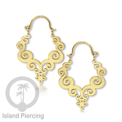 Anting stainless steel warna gold motif yang popular.