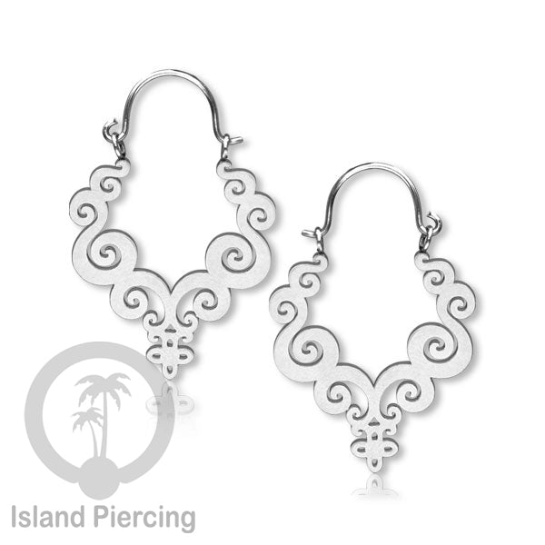 Anting stainless steel warna silver motif yang popular.