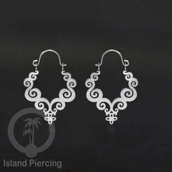 Anting stainless steel warna silver motif yang popular.