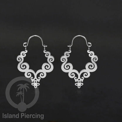 Anting stainless steel warna silver motif yang popular.
