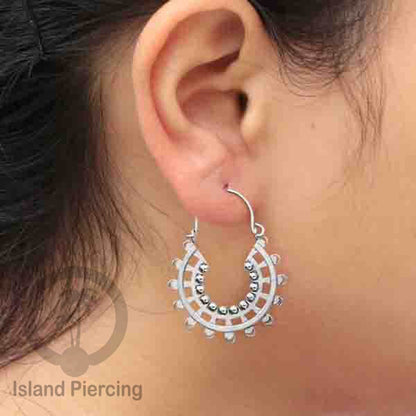 Anting stainless 3 lapis warna silver motif unik, hanya ada di Island Piercing