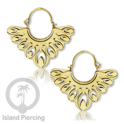 Anting stainless steel warna gold motif yang popular.
