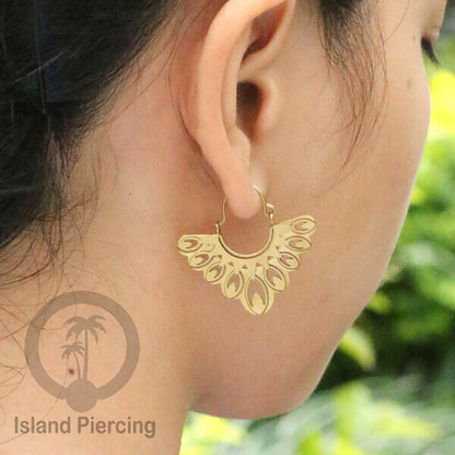 Anting stainless steel warna gold motif yang popular.