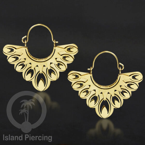 Anting stainless steel warna gold motif yang popular.