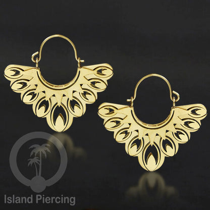 Anting stainless steel warna gold motif yang popular.