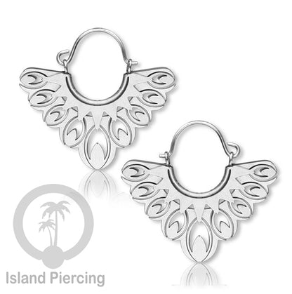 Anting stainless steel warna silver motif yang popular.