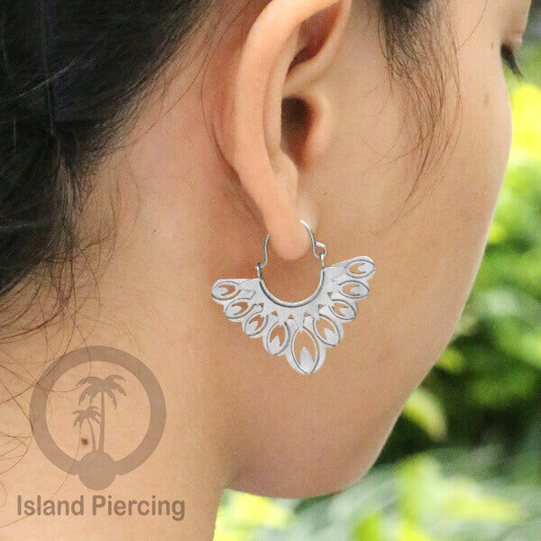 Anting stainless steel warna silver motif yang popular.