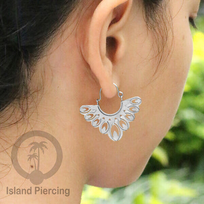 Anting stainless steel warna silver motif yang popular.