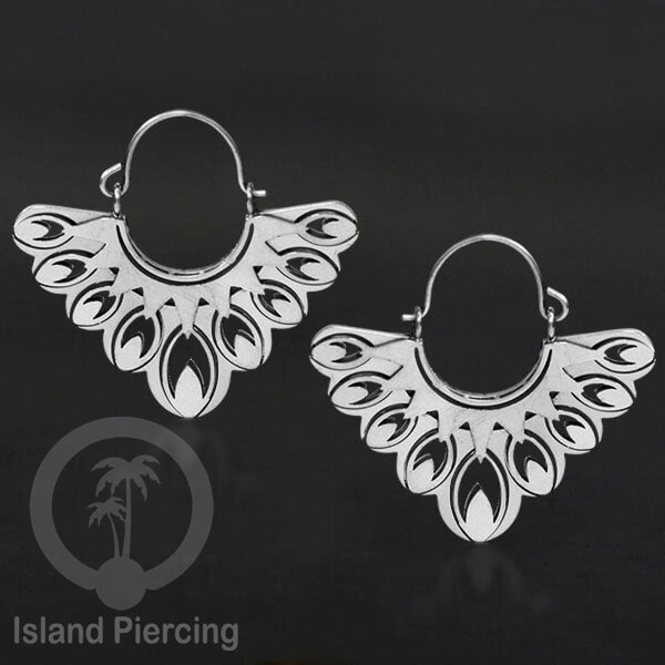 Anting stainless steel warna silver motif yang popular.