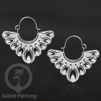 Anting stainless steel warna silver motif yang popular.