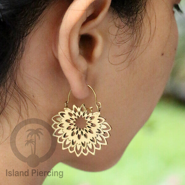 Anting stainless 3 lapis warna gold motif unik, hanya ada di Island Piercing