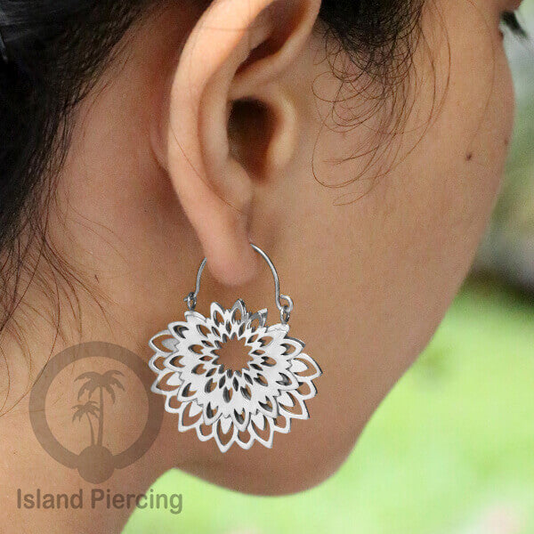 Anting stainless 3 lapis warna silver motif unik, hanya ada di Island Piercing