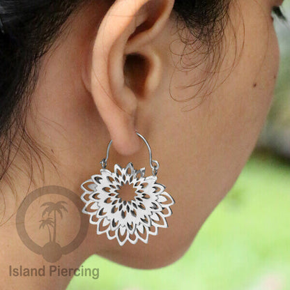 Anting stainless 3 lapis warna silver motif unik, hanya ada di Island Piercing