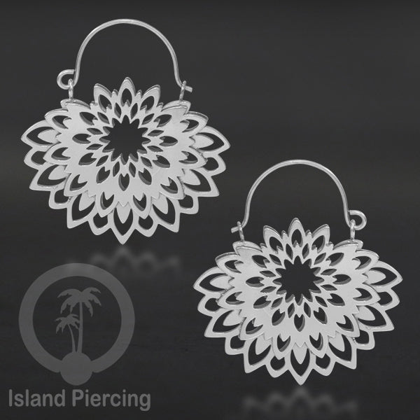 Anting stainless 3 lapis warna silver motif unik, hanya ada di Island Piercing