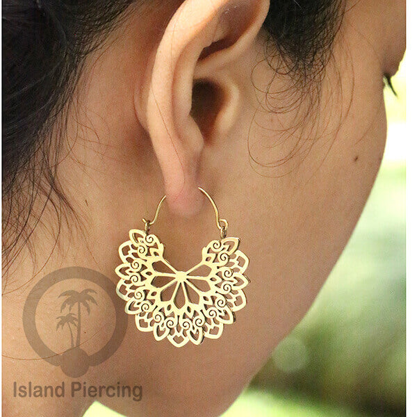 Anting stainless 3 lapis warna gold motif unik, hanya ada di Island Piercing