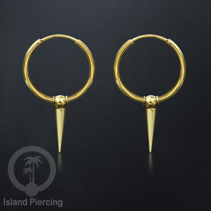 Anting hoop baja dengan paku tersedia dalam warna silver atau gold.
