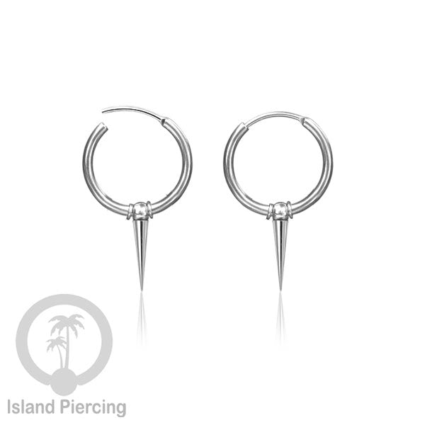 Anting hoop baja dengan paku tersedia dalam warna silver atau gold.