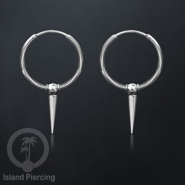 Anting hoop baja dengan paku tersedia dalam warna silver atau gold.