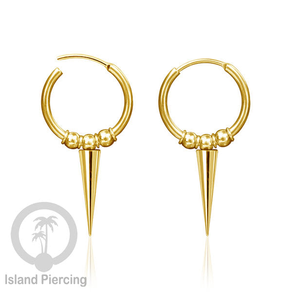 Anting hoop baja dengan paku tersedia dalam warna silver atau gold.