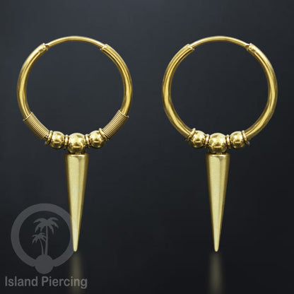 Anting hoop baja dengan paku tersedia dalam warna silver atau gold.