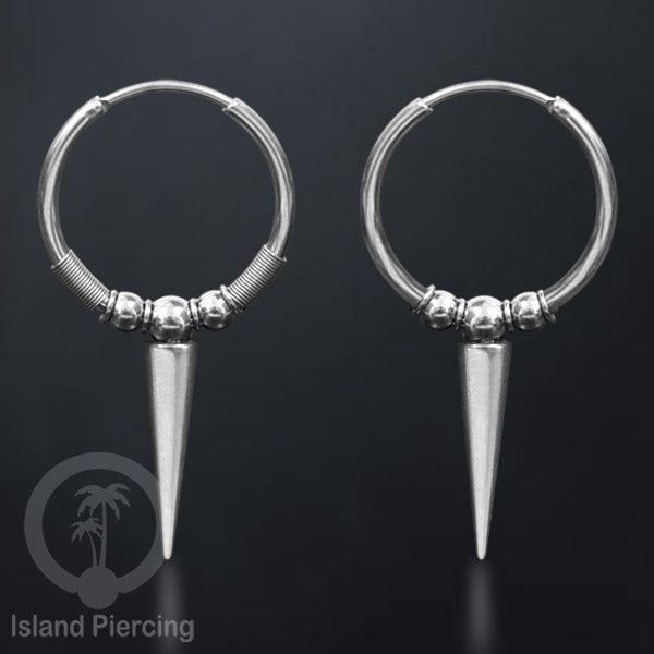 Anting hoop baja dengan paku tersedia dalam warna silver atau gold.