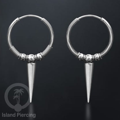 Anting hoop baja dengan paku tersedia dalam warna silver atau gold.
