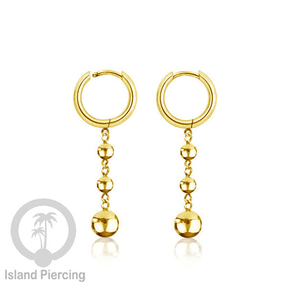 Anting hoop baja dengan liontin bola baja tersedia dalam warna silver atau gold.