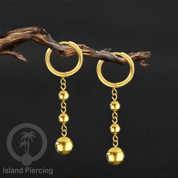 Anting hoop baja dengan liontin bola baja tersedia dalam warna silver atau gold.