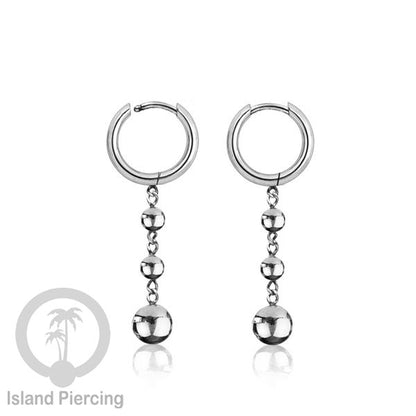 Anting hoop baja dengan liontin bola baja tersedia dalam warna silver atau gold.