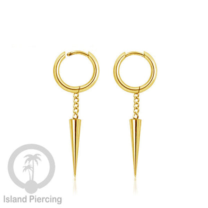 Anting hoop baja dengan liontin paku baja tersedia dalam warna silver atau gold.