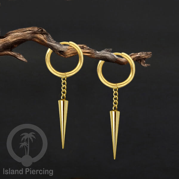 Anting hoop baja dengan liontin paku baja tersedia dalam warna silver atau gold.