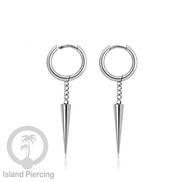 Anting hoop baja dengan liontin paku baja tersedia dalam warna silver atau gold.