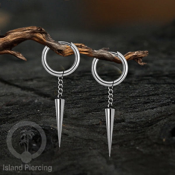 Anting hoop baja dengan liontin paku baja tersedia dalam warna silver atau gold.