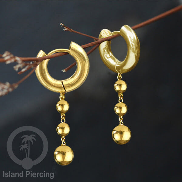 Anting hoop baja dengan liontin bola baja tersedia dalam warna silver atau gold.