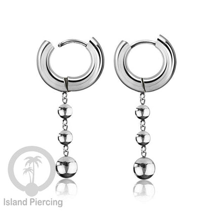 Anting hoop baja dengan liontin bola baja tersedia dalam warna silver atau gold.