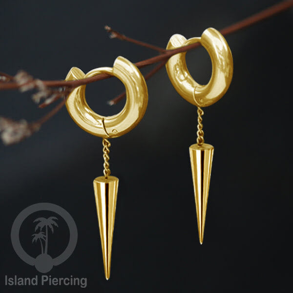 Anting hoop baja dengan liontin paku baja tersedia dalam warna silver atau gold.