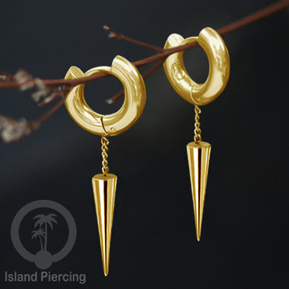 Anting hoop baja dengan liontin paku baja tersedia dalam warna silver atau gold.