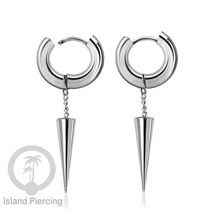 Anting hoop baja dengan liontin paku baja tersedia dalam warna silver atau gold.