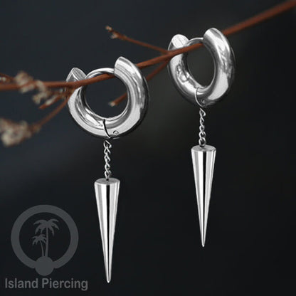 Anting hoop baja dengan liontin paku baja tersedia dalam warna silver atau gold.