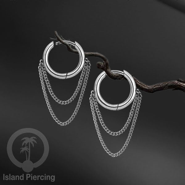 Anting hoop baja dengan rantai, tersedia dalam warna baja atau gold.