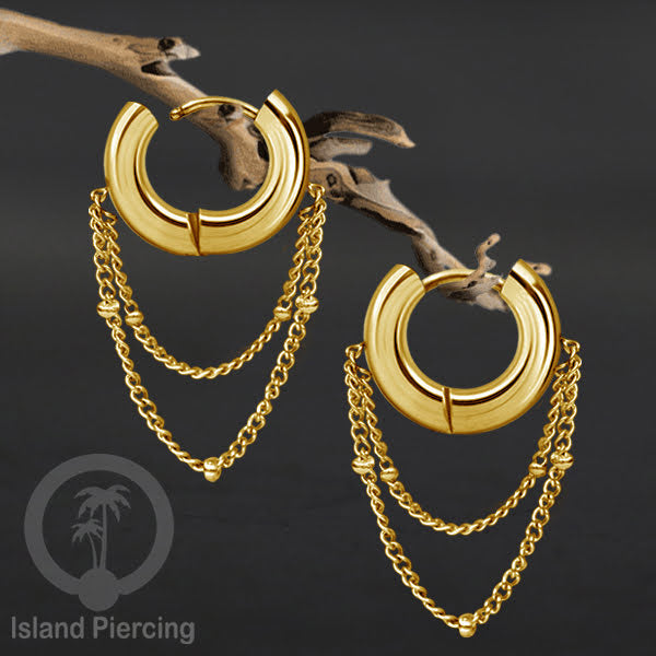 Anting hoop baja dengan rantai, tersedia dalam warna baja atau gold.