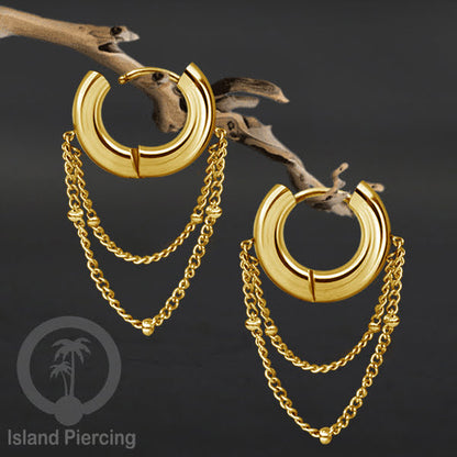Anting hoop baja dengan rantai, tersedia dalam warna baja atau gold.