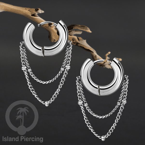 Anting hoop baja dengan rantai, tersedia dalam warna baja atau gold.