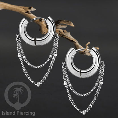Anting hoop baja dengan rantai, tersedia dalam warna baja atau gold.